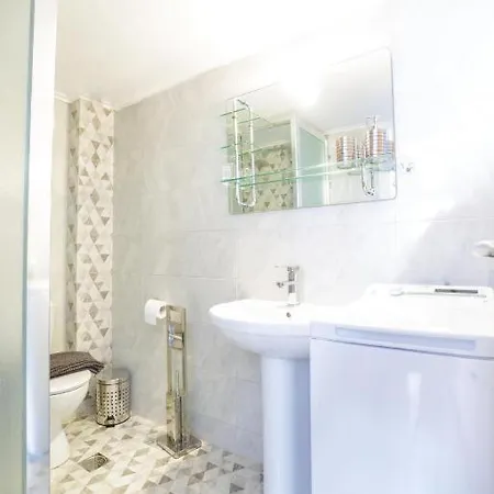 Coastal Charm Modern Seaside Escape *