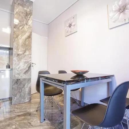 Coastal Charm Modern Seaside Escape Apartment *