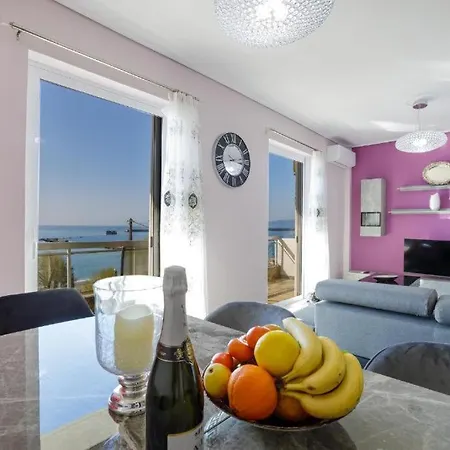 Coastal Charm Modern Seaside Escape Apartment *