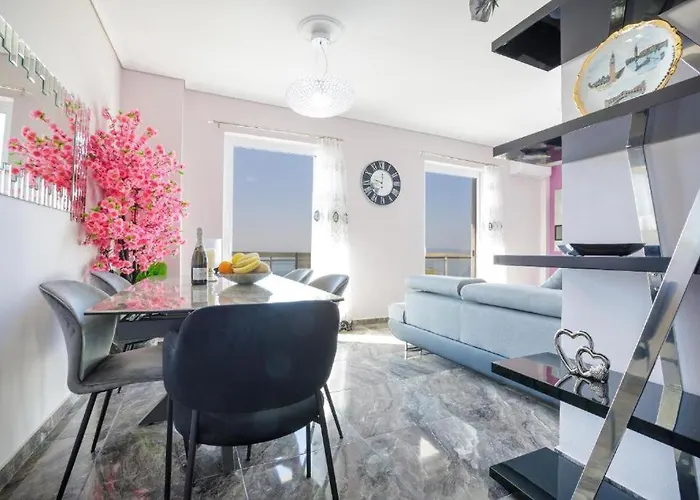 Coastal Charm Modern Seaside Escape Apartment