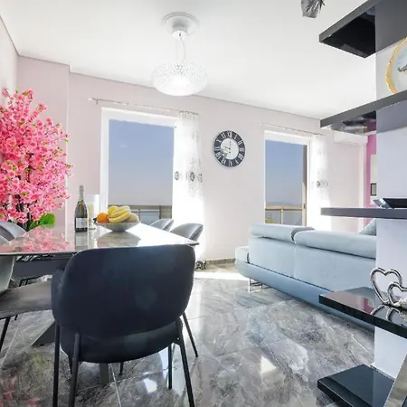 Coastal Charm Modern Seaside Escape Apartment