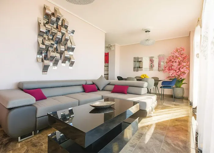 Coastal Charm Modern Seaside Escape *