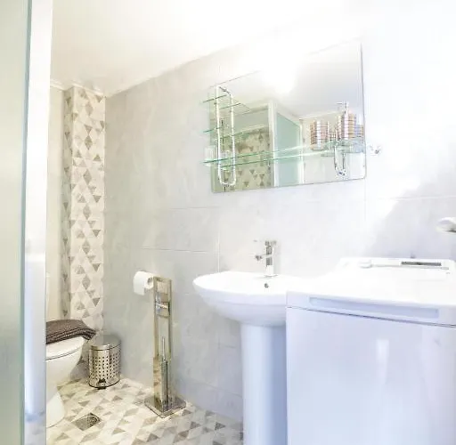 Coastal Charm Modern Seaside Escape *