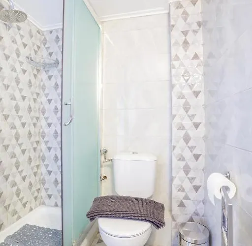 Coastal Charm Modern Seaside Escape 칼라마타